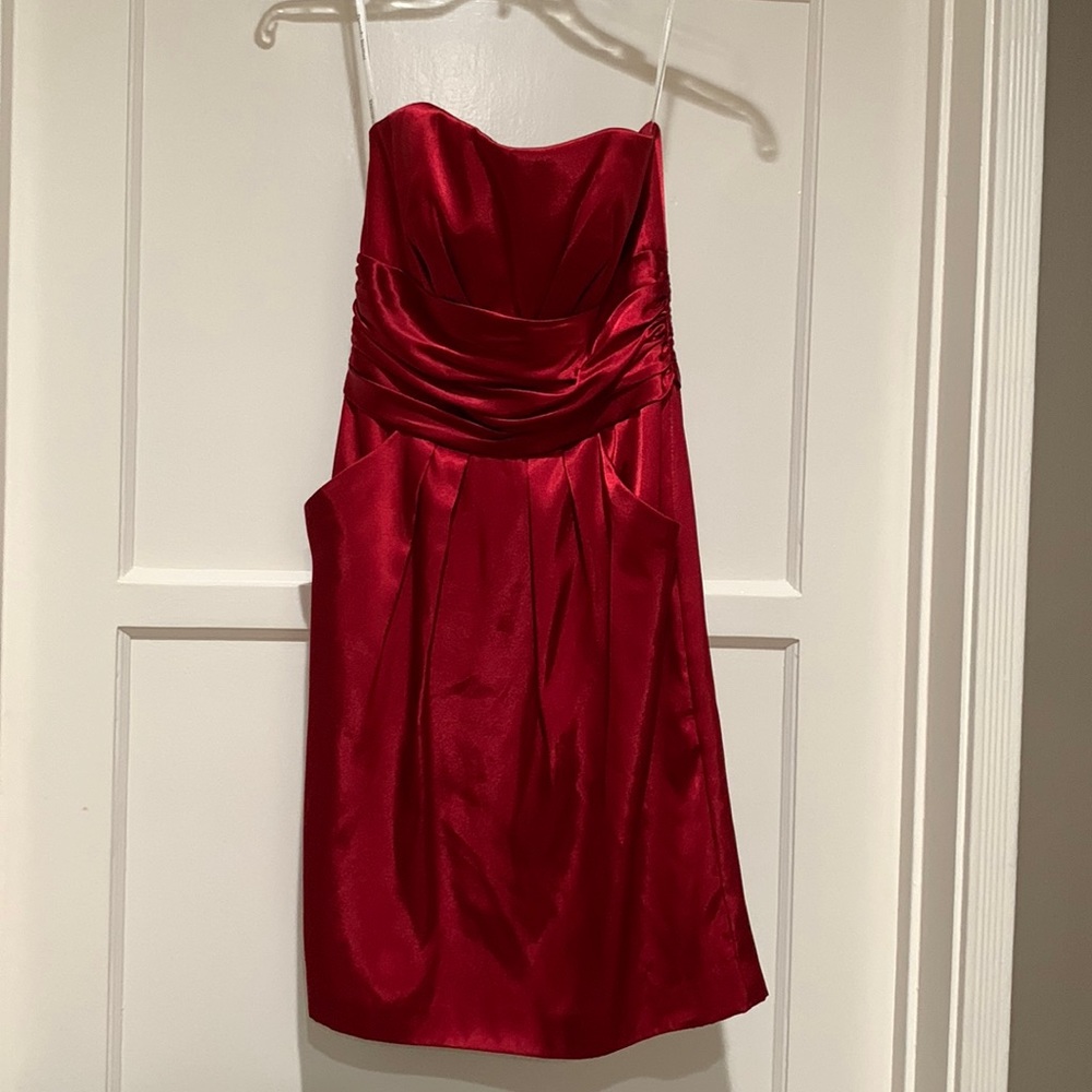 Strapless red dress with pockets